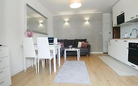 Old Town Mirror Apartment - Garage